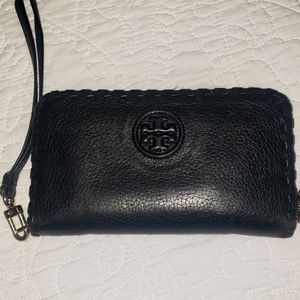Black Tory burch wallet.